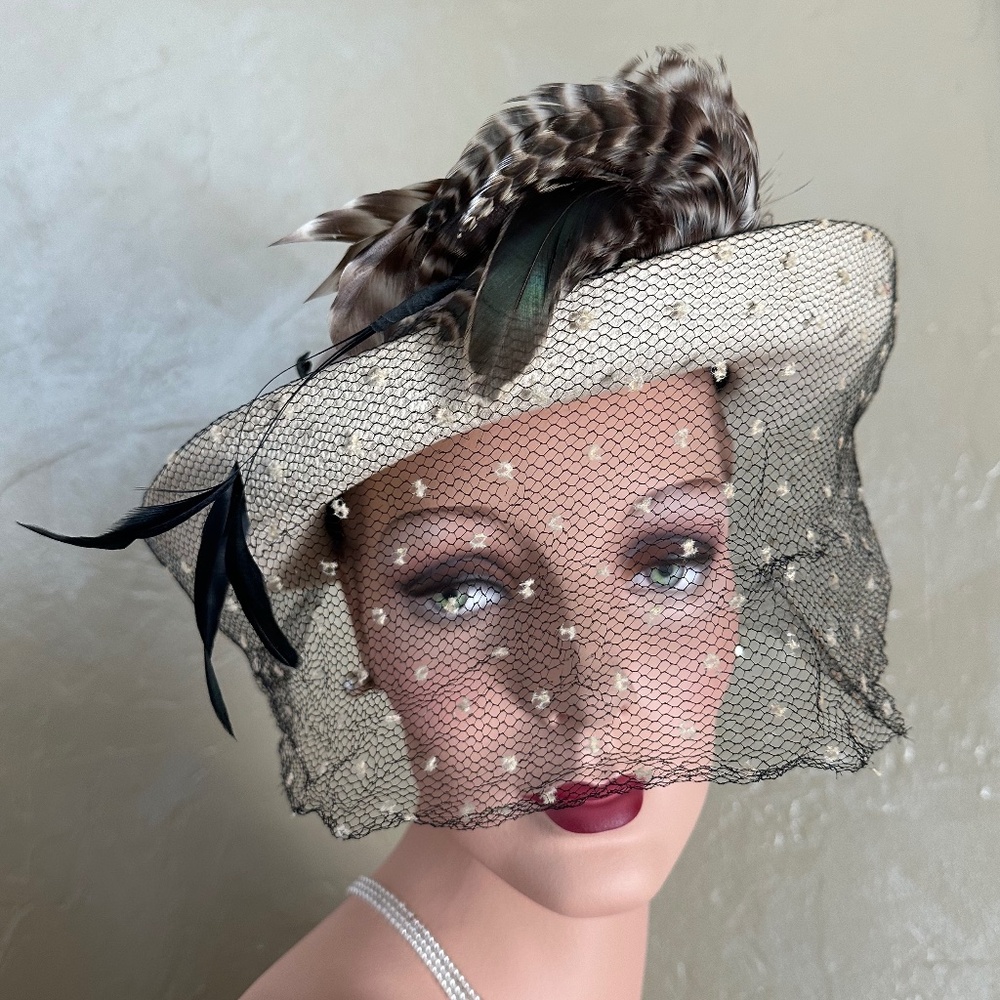EYE-CATCHING 1940'S BEIGE FELT/OFF WHITE FABRIC FEDORA + FEATHERS + DOTTED VEIL